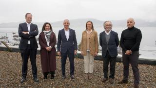 Desde la izqda.: Carlos Botana, presidente del Puerto de Vigo; Ana Ortiz, delegada territorial de la Xunta; Roberto García, Secretario Xeral para o Deporte; Luisa Sánchez, vicepresidenta de la Diputación de Pontevedra; Mario Cardama, presidente de la Fundación Traslatio; y Daniel Benavides, jefe del Servicio Provincial de Deportes.