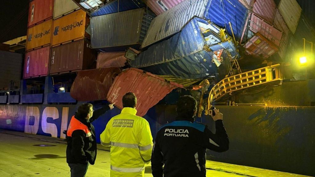 Atraca en Vigo un buque que perdió contenedores y sufrió desplazamientos de carga por el oleaje