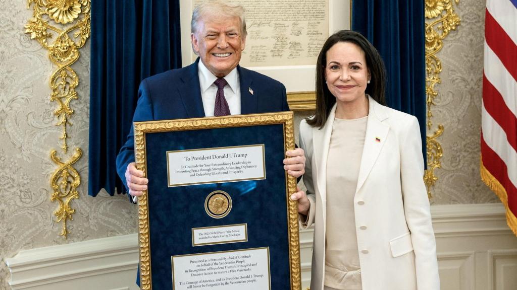 María Corina Machado entrega a Trump la medalla del Premio Nobel de la Paz.