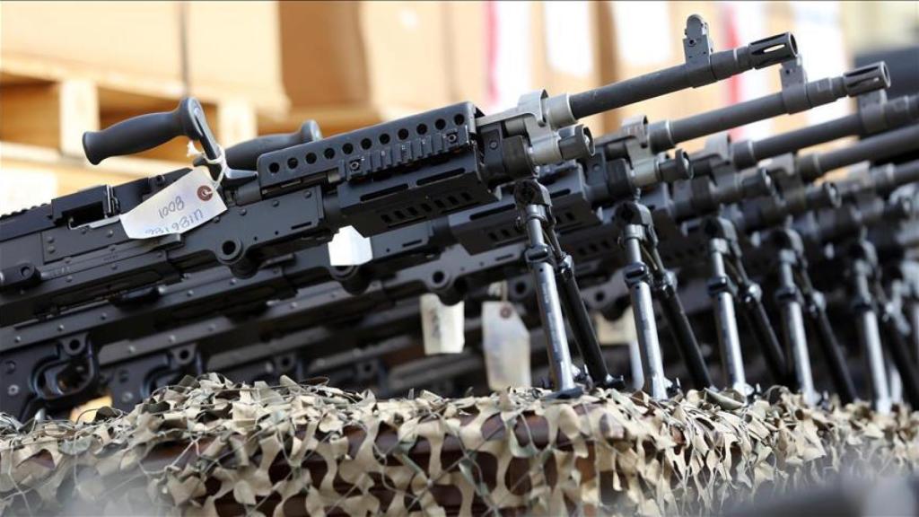 Rifles en el mostrador de una tienda de Walmart en Estados Unidos.