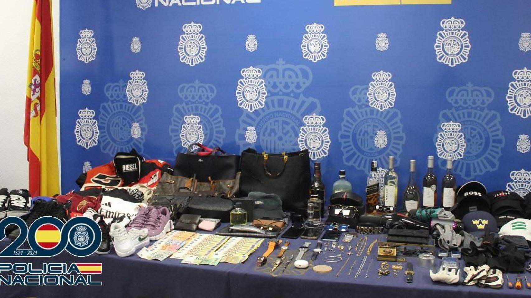 Imagen de algunos de objetos y joyas robadas.