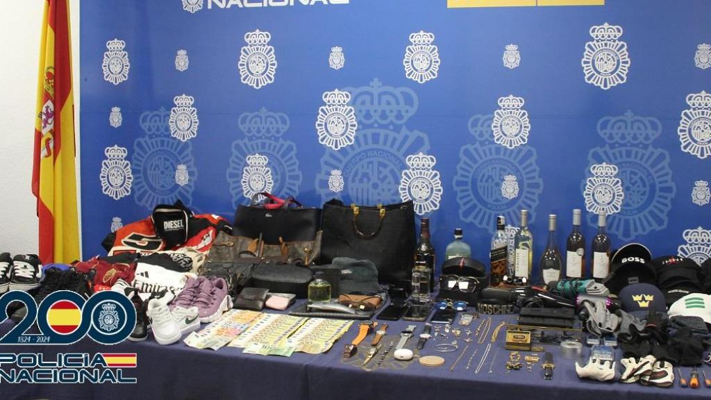 Imagen de algunos de objetos y joyas robadas.