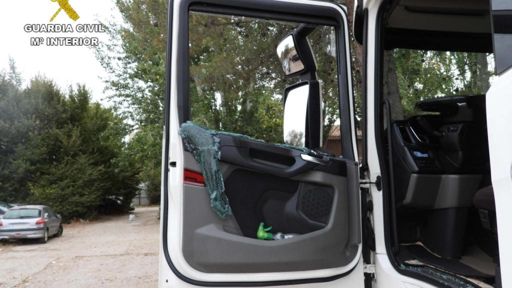 Ventanilla rota de uno de los vehículos asaltados.