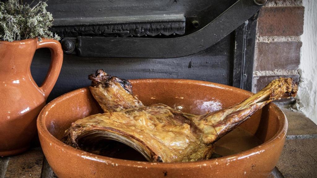 Cuarto de lechazo asado al horno, su plato estrella.