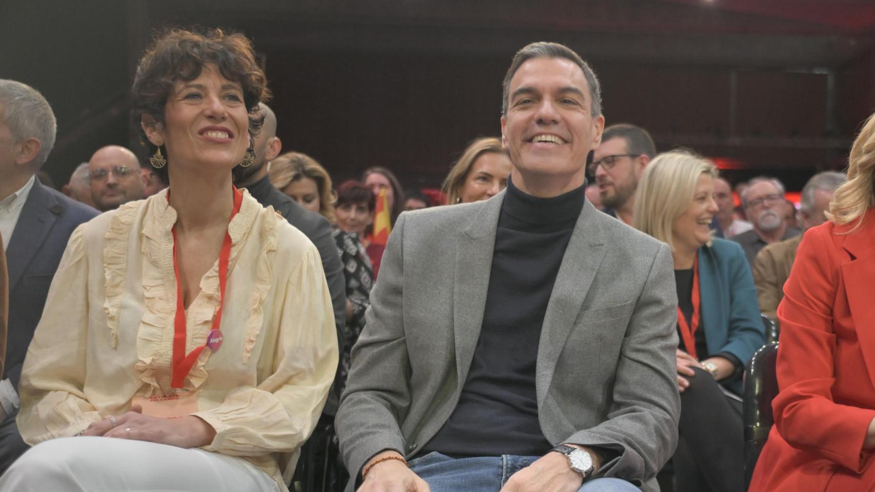 La ministra de Inclusión, Seguridad Social y Migraciones, Elma Saiz y  el presidente del Gobierno, Pedro Sánchez