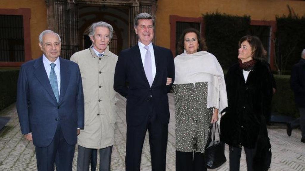 Cayetano Martínez de Irujo, con su hermano Fernando, Alfonso Díez y Carmen Tello en Sevilla, en la presentación de los actos conmemorativos del Centenario de la duquesa de Alba en Sevilla.
