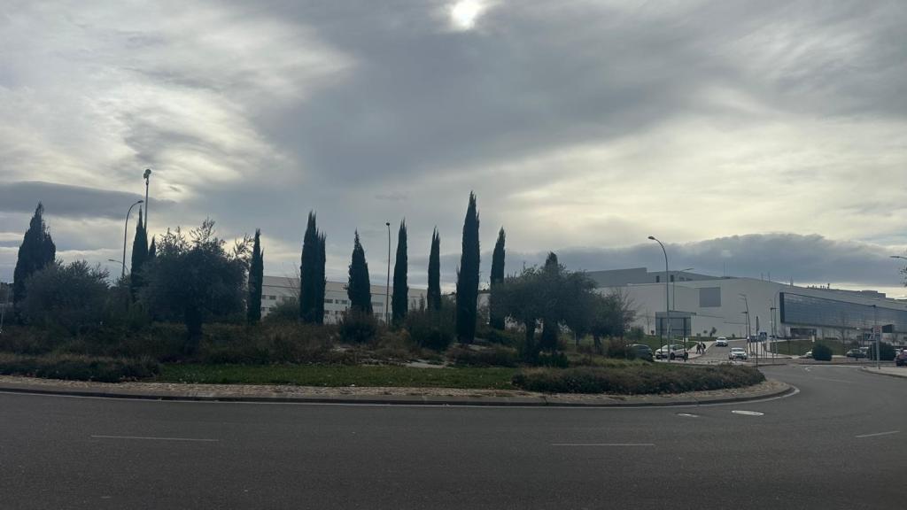 Se trata de la rotonda situada en la confluencia de las calles Guadiana con Estenilla y con la avenida Boladiez junto al HUT.
