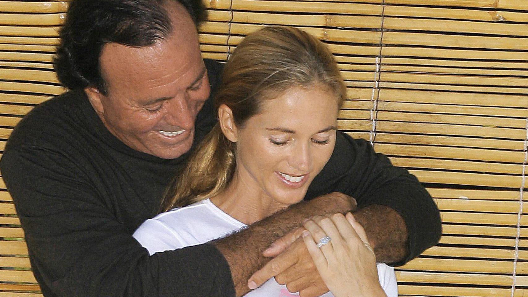 Julio Iglesias junto a su mujer, Miranda Rijnsburger, en una fotografía de archivo.