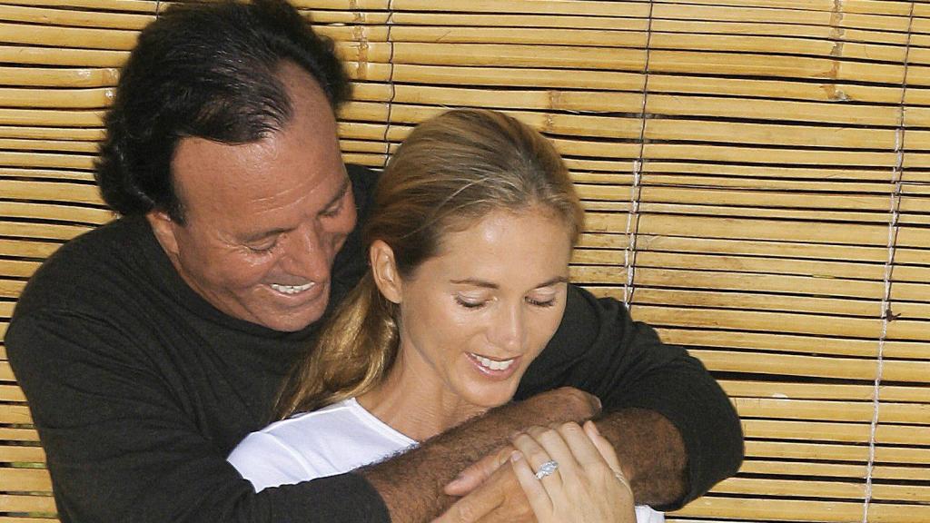 Julio Iglesias junto a su mujer, Miranda Rijnsburger, en una fotografía de archivo.
