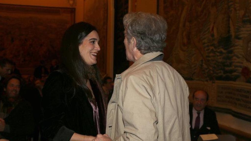 Bárbara Mirjan saluda a Alfonso Díez en el Real Alcázar de Sevilla, el pasado jueves, ,15 de enero.