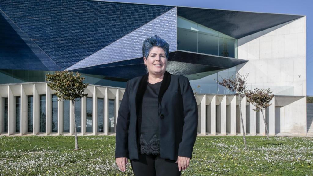 Maite Serrat, gerente directora del Auditori Teulada Moraira frente a una de las fachadas del espacio cultural.