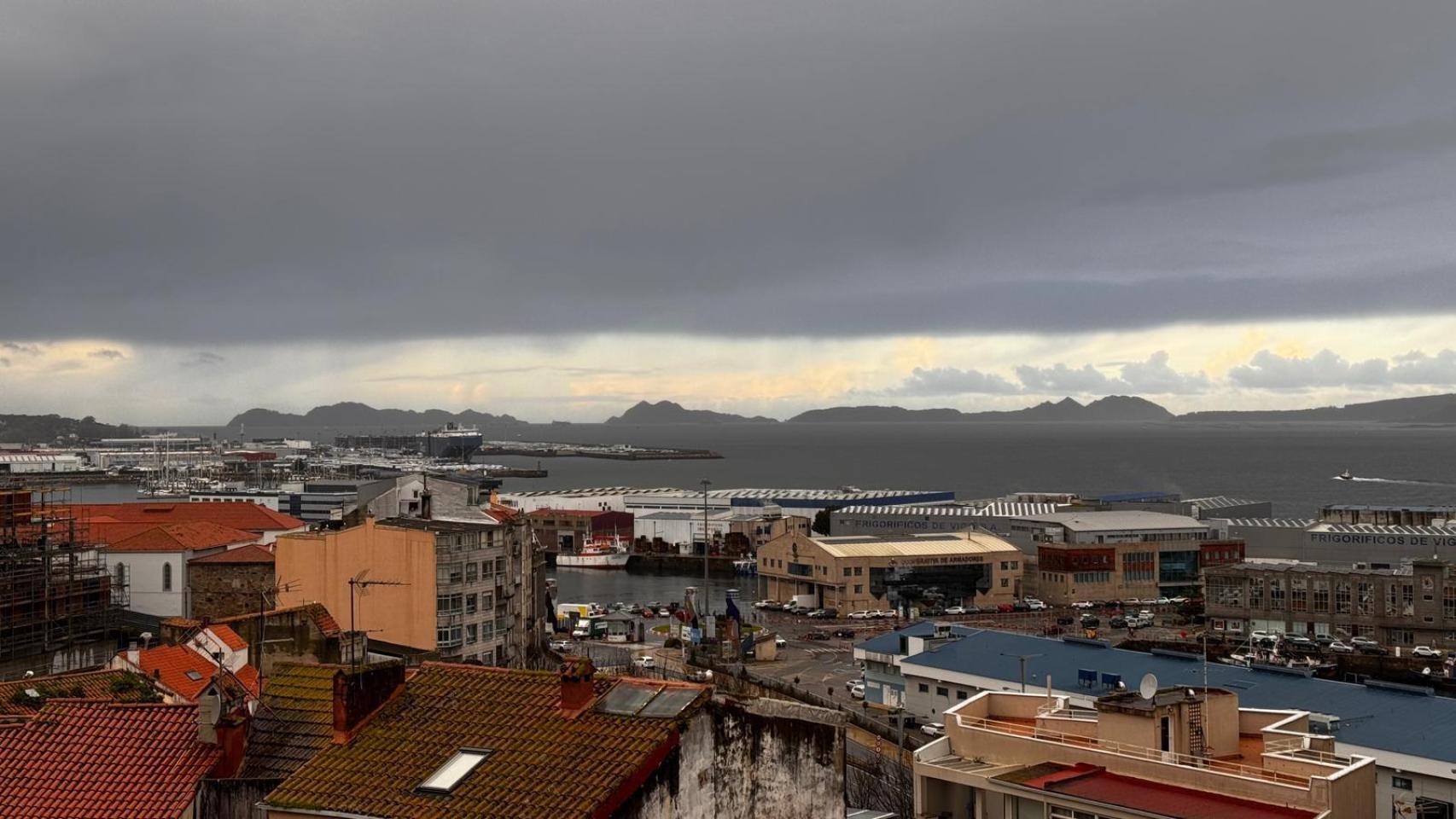 Panorámica de las Islas Cíes desde el Paseo de Alfonso XII, en Vigo