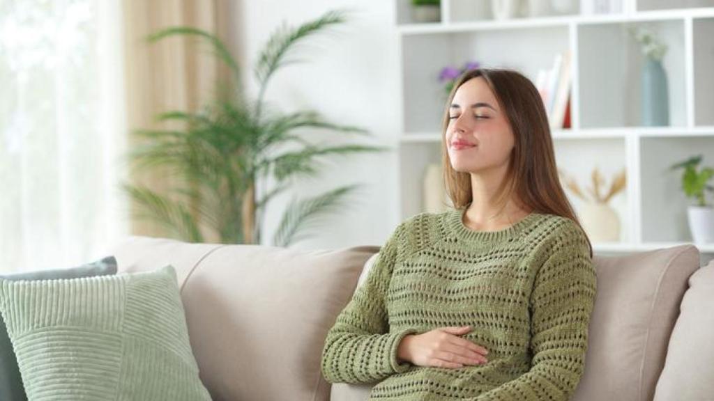 Imagen de archivo de una mujer señalándose la zona del intestino.