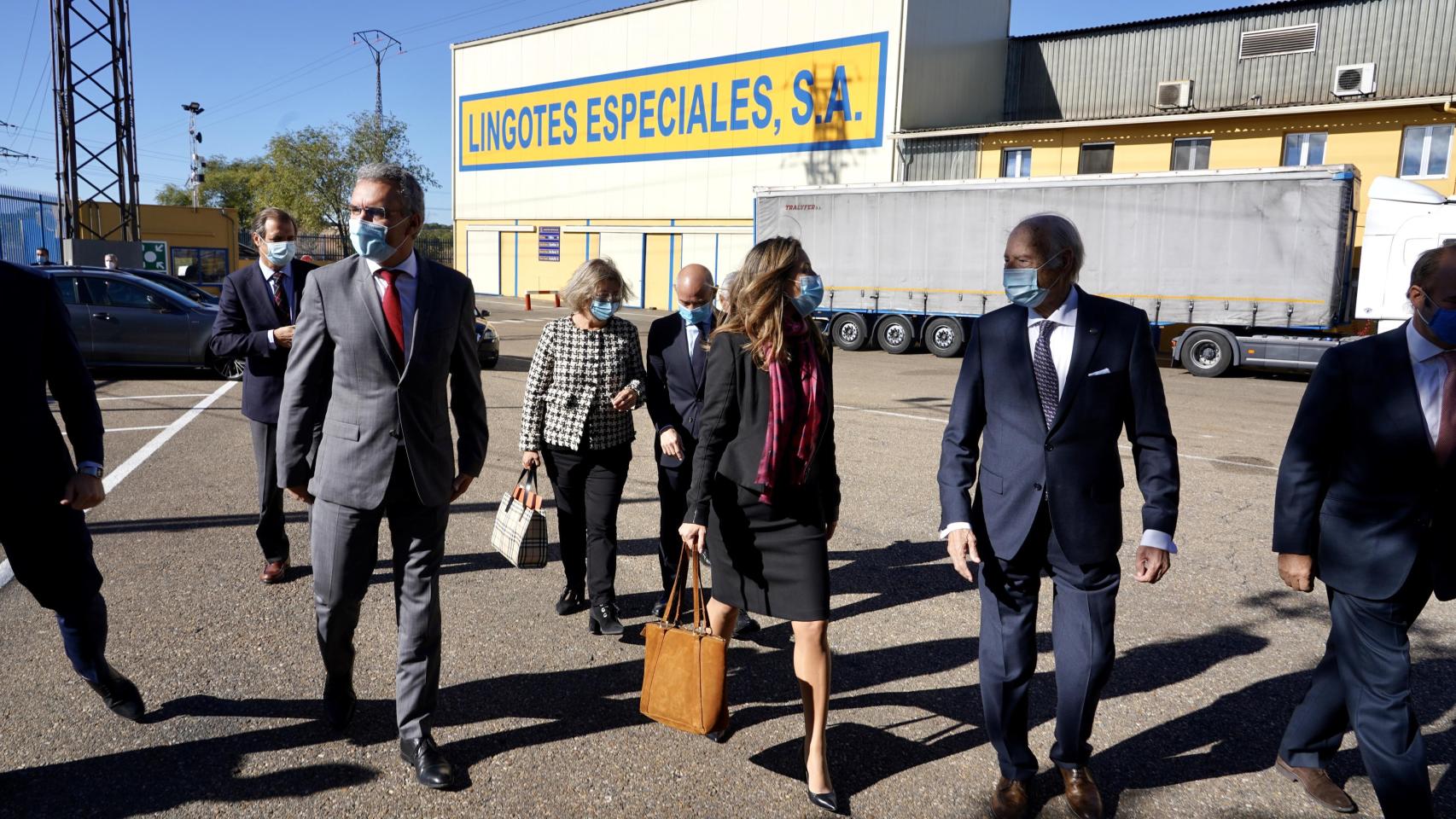 Fotografía de archivo de octubre de 2020, durante la visita de la entonces secretaria de Estado de Comercio, Xiana Méndez, a las instalaciones de Lingotes Especiales, acompañada por el presidente de la compañía, Vicente Garrido Capa y el que fuera delegado del Gobierno, Javier Izquierdo