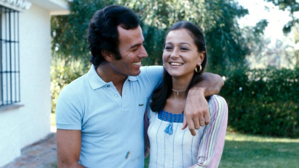 Isabel Preysler junto a Julio Iglesias en una imagen captada en Cádiz, en el verano de 1974.