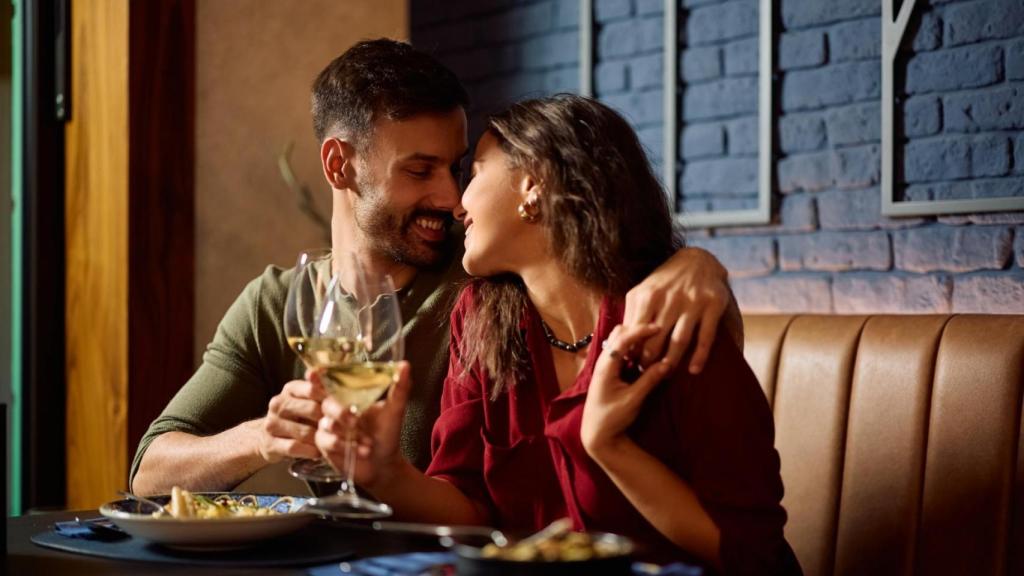 Una pareja joven en una cita