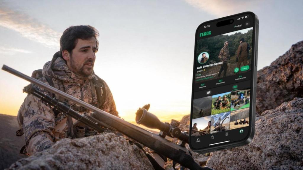 Asís en una batida de caza junto a un móvil con su aplicación en Ferox. Generado por IA