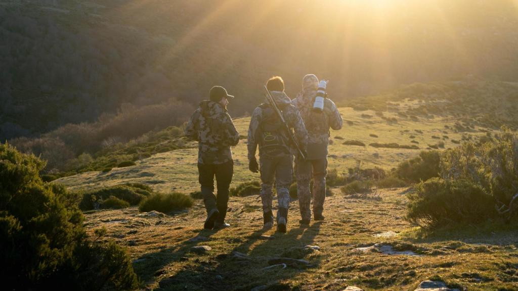 El abogado vallisoletano Asís Valentín-Gamazo junto a unos amigos durante una sesión cinegética