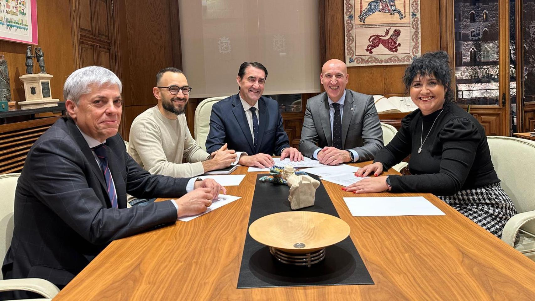 El consejero de Medio Ambiente, Vivienda y Ordenación del Territorio, Juan Carlos Suárez-Quiñones, durante su reunión con los alcaldes de León, José Antonio Diez, de Onzonilla, Diego Lorenzana Rodríguez, y de Santovenia de la Valdoncina, María Villagrasa Morón, este viernes