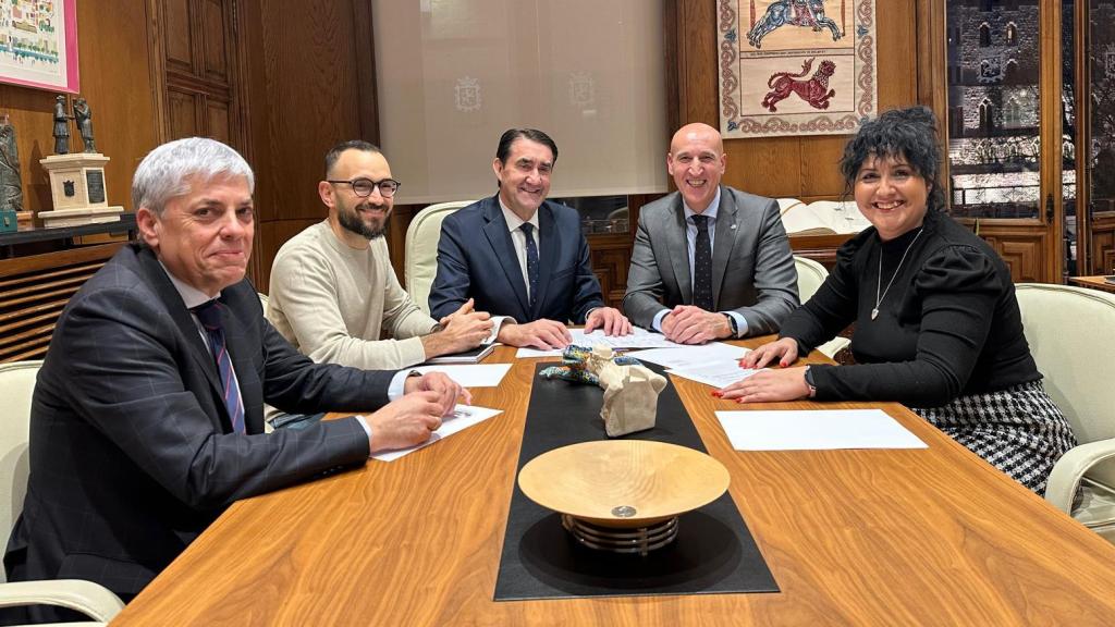 El consejero de Medio Ambiente, Vivienda y Ordenación del Territorio, Juan Carlos Suárez-Quiñones, durante su reunión con los alcaldes de León, José Antonio Diez, de Onzonilla, Diego Lorenzana Rodríguez, y de Santovenia de la Valdoncina, María Villagrasa Morón, este viernes