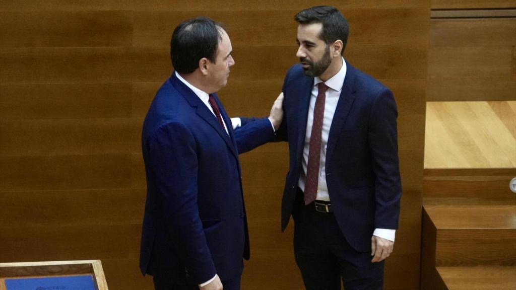 Juanfran Pérez Llorca y el síndic del PSPV, José Muñoz, en Les Corts. Eduardo Manzana / EP