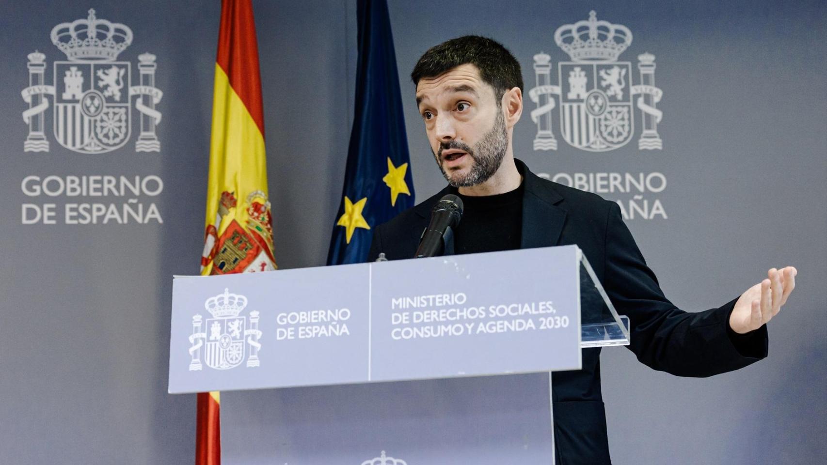 El ministro de Derechos Sociales, Consumo y Agenda 2030, Pablo Bustinduy, ofrece una rueda de prensa.