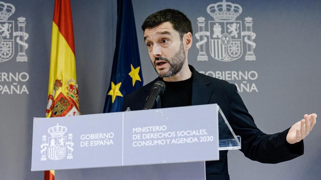El ministro de Derechos Sociales, Consumo y Agenda 2030, Pablo Bustinduy, ofrece una rueda de prensa.
