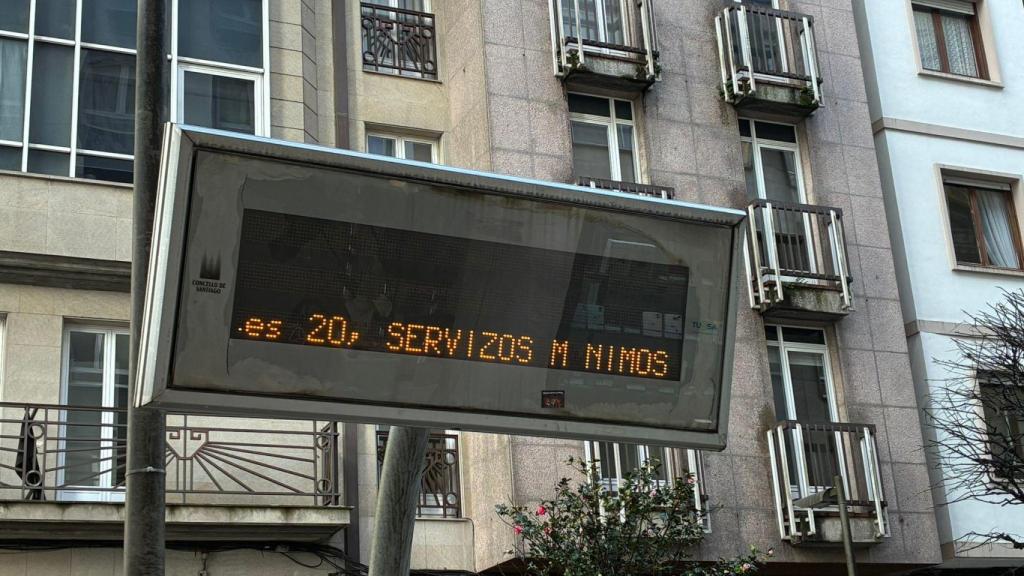 Panel informativo de la huelga en una de las paradas de autobús urbano