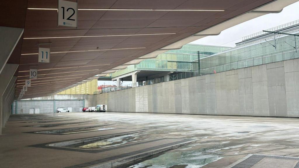 La estación de autobuses de Santiago vacía por la huelga de transportes