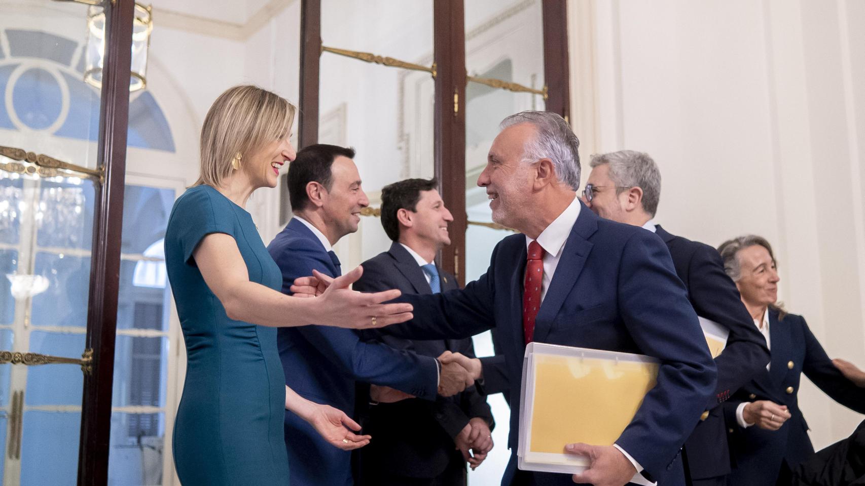 El ministro de Política Territorial y Memoria Democrática, Ángel Víctor Torres, junto a la consejera de Gobernanza, Administración Digital y Autogobierno del Gobierno Vasco, Maria Ubarretxena.