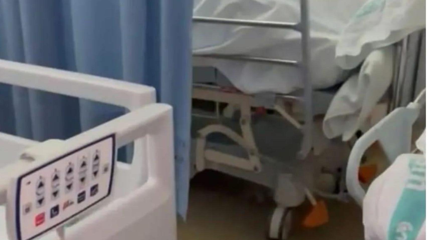 Tres camas en una de las habitaciones del hospital Nuestra Señora del Prado.