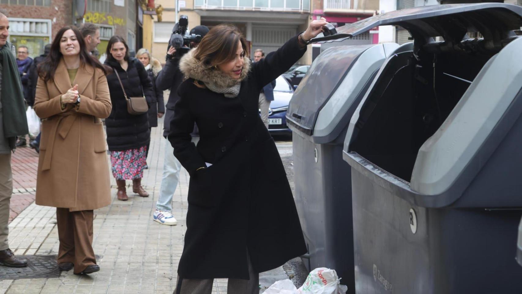 La alcaldesa de Zaragoza, Natalia Chueca, esta mañana en el barrio de Delicias.