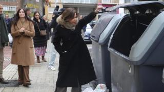 La alcaldesa de Zaragoza, Natalia Chueca, esta mañana en el barrio de Delicias.