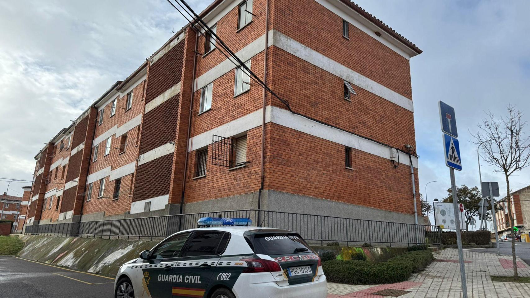 Una patrulla de la Guardia Civil en el lugar donde ocurrieron los hechos en Benavente.