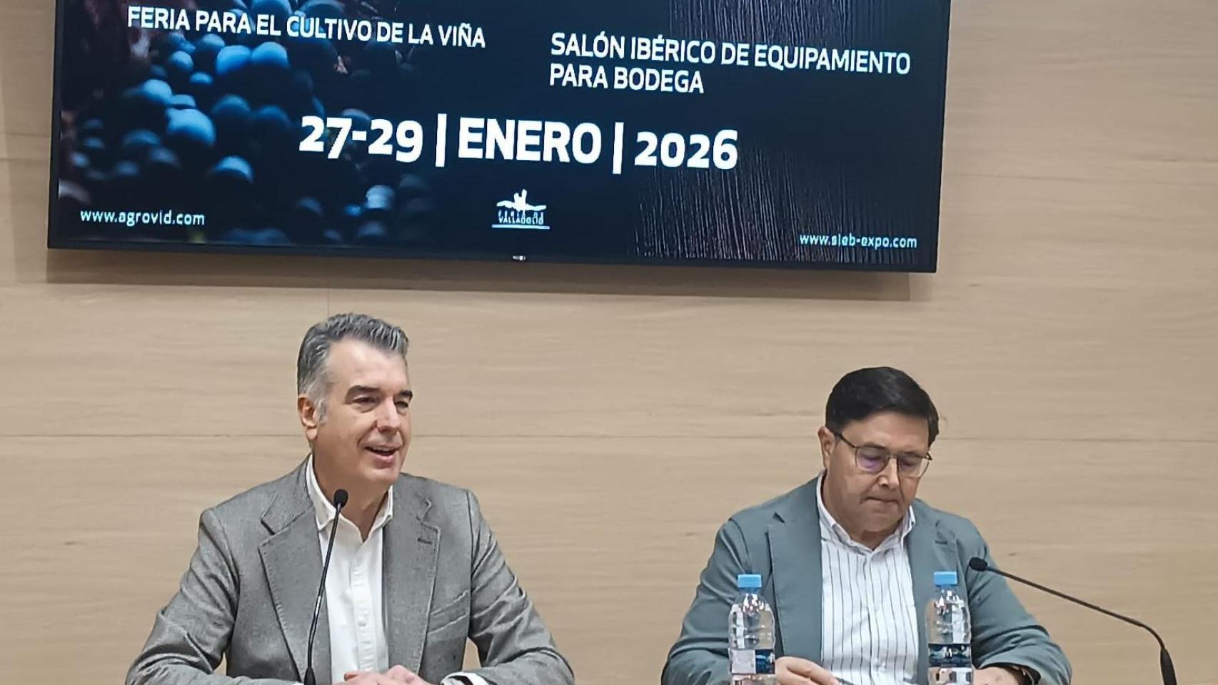 El director general de la Feria de Valladolid, Alberto Alonso, junto a José Antonio Rubio, miembro del Colegio de Ingenieros Técnicos Agrícolas de Castilla y León y Cantabria