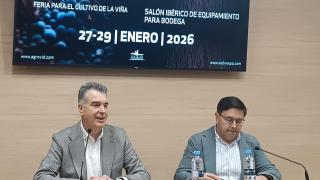 El director general de la Feria de Valladolid, Alberto Alonso, junto a José Antonio Rubio, miembro del Colegio de Ingenieros Técnicos Agrícolas de Castilla y León y Cantabria
