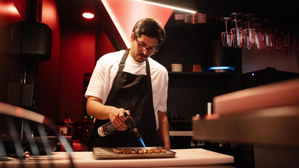 El itamae Gabriel en e primer Santoku que abrió.