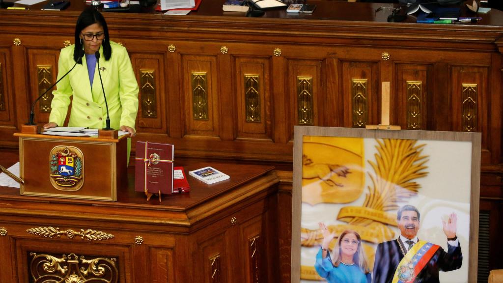 Delcy Rodríguez este jueves en la Asamblea Nacional dando un discurso con una imagen de Maduro y su esposa al lado.