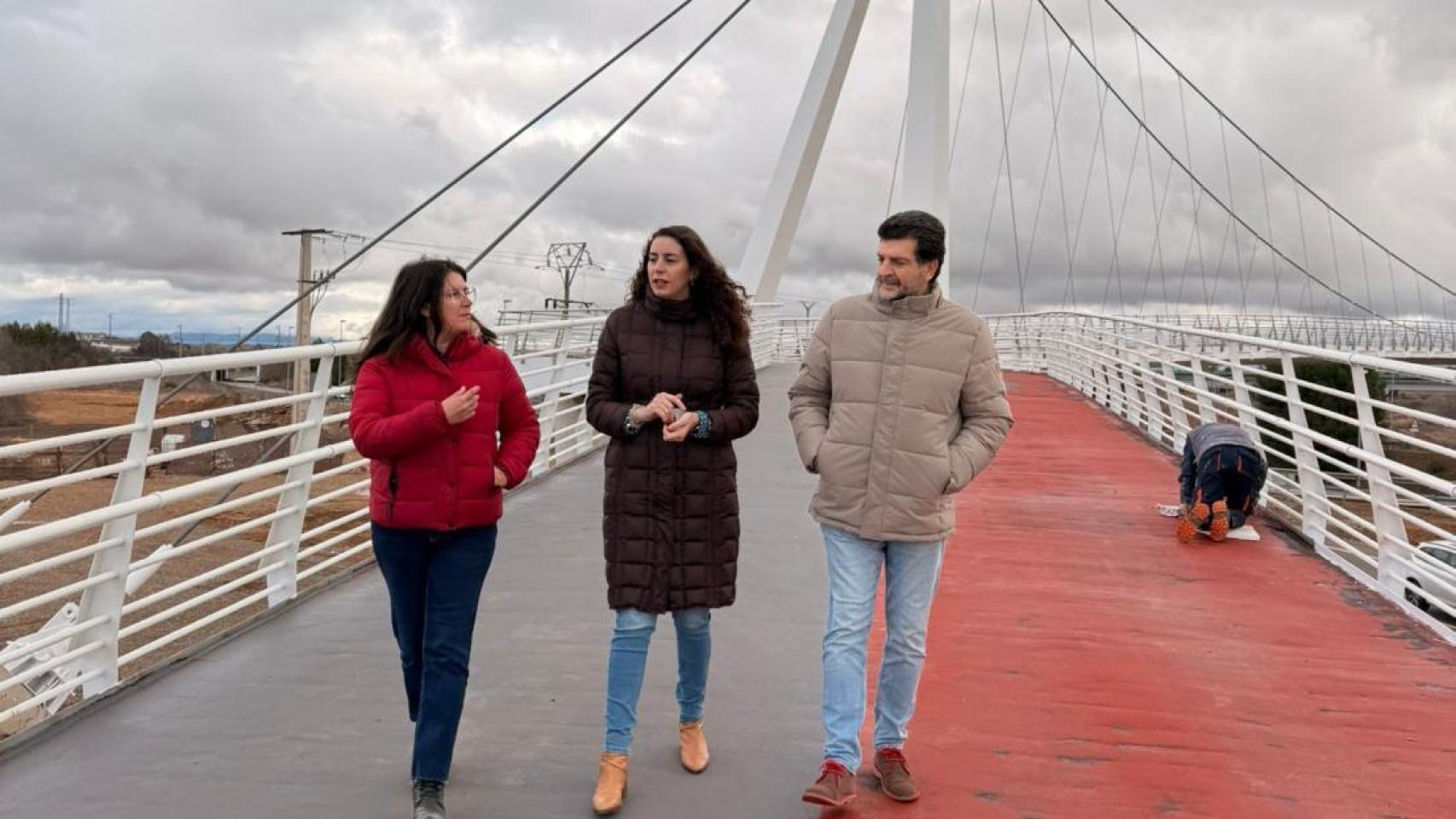 Visita de la directora general de Transportes y Movilidad, Lucía Balmaseda y delegado de Fomento en Ciudad Real, Manuel Martínez, a la pasarela de Miguelturra.