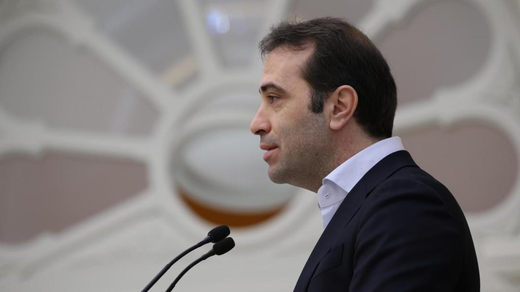 El ministro de Economía, Comercio y Empresa, Carlos Cuerpo, durante la firma del convenio de colaboración entre el Ministerio de Educación, Formación Profesional y Deportes y el Plan de Educación Financiera, en el Banco de España, a 16 de enero de 2026, en Madrid (España).