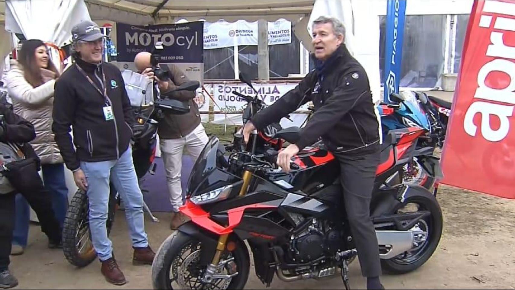 Feijóo se enfunda el chaleco de cuero y muestra su lado más motero