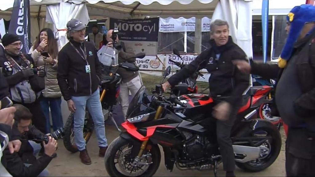 Feijóo en Tordesillas probando una moto