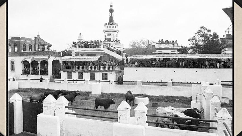 Foto antigua de los corrales de la Venta de Antequera en Sevilla.