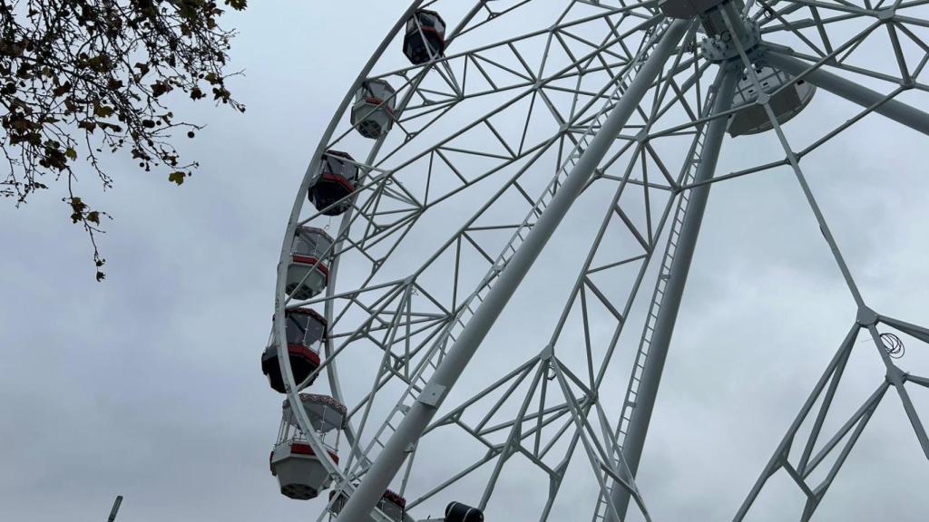 La noria frente a la parada de La Chimenea, en Zaragoza.