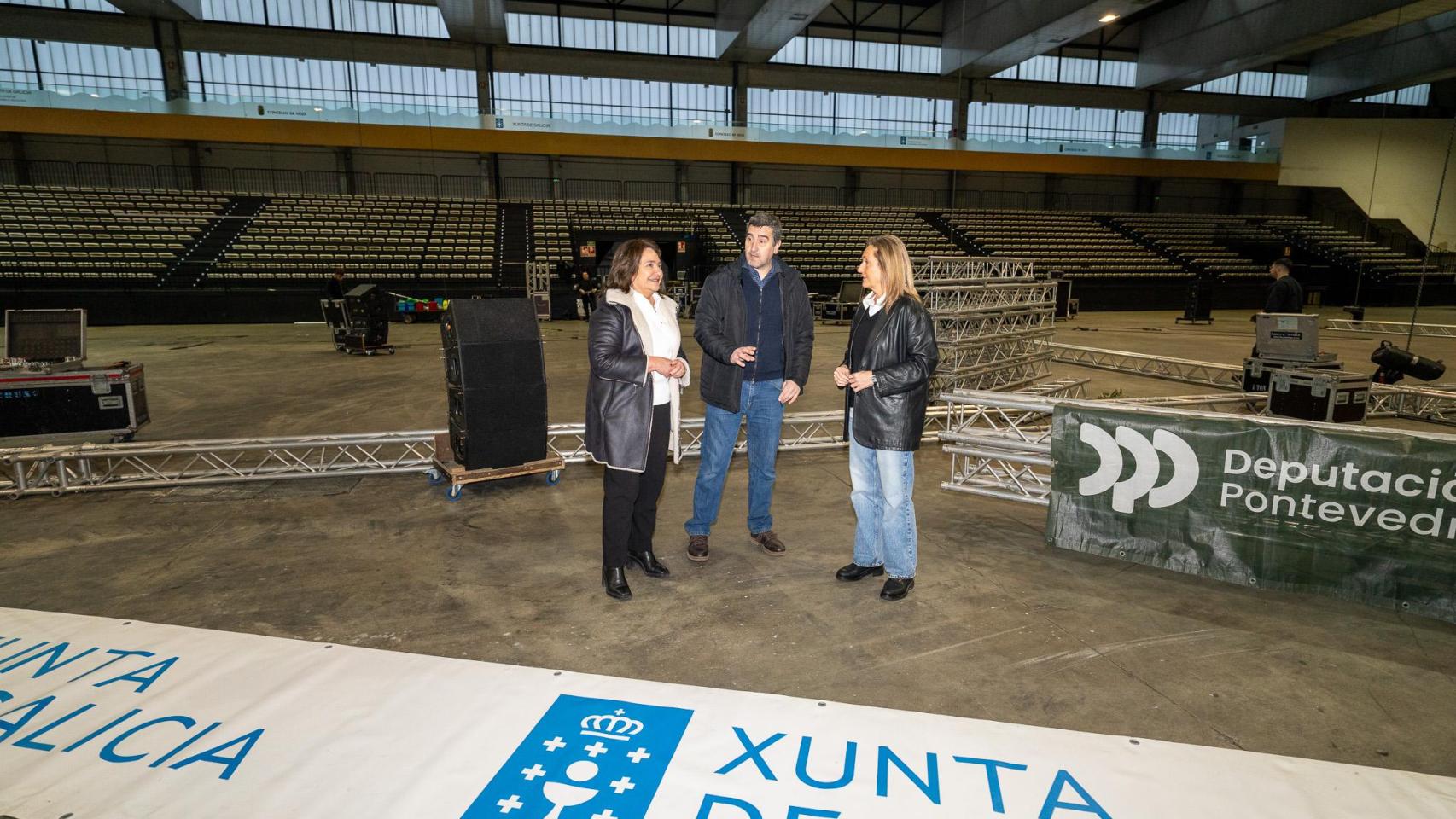 Ana Ortiz, Luisa Sánchez y Serafín Rodríguez, durante su visita al IFEVI antes del VIII Certame de Rondallas