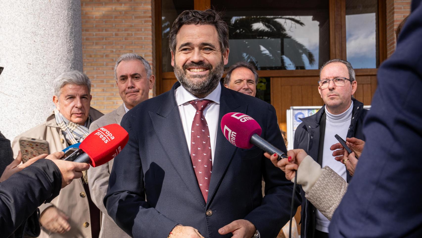Paco Núñez durante su visita en Bargas (Toledo).
