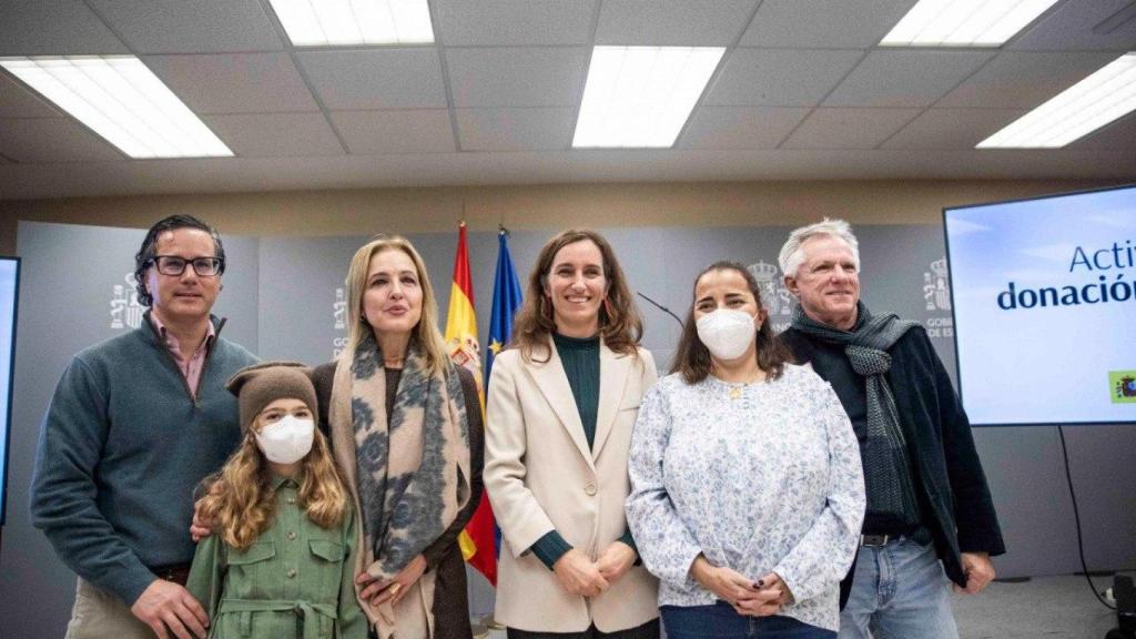 Mónica García, ministra de Sanidad y Beatriz Domínguez, presidenta de la ONT junto a pacientes trasplantados durante la rueda de prensa de este viernes.
