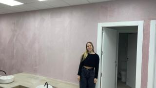 Sandra Pardos en el interior de su nuevo negocio en el Actur