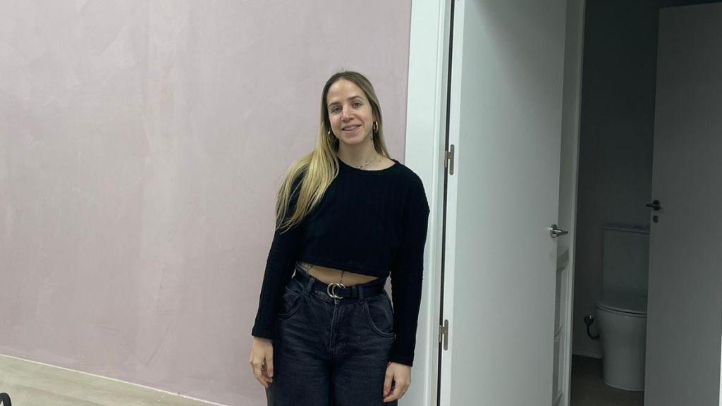 Sandra Pardos en el interior de su nuevo negocio en el Actur