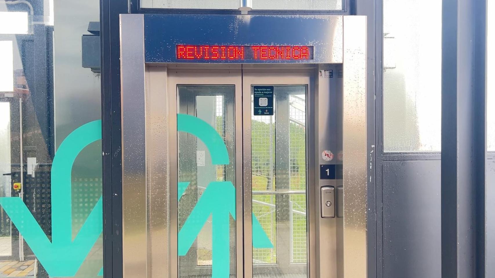 Imagen del ascensor de la ladera Este de Parquesol averiado